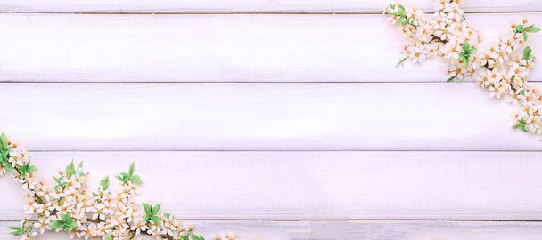 Άνοιξη ανθίζει λουλούδι φόντο και τον Απρίλιο floral φύση με ανθισμένα δέντρο σε ξύλινο πανό. Πάσχα Ηλιόλουστη μέρα. Περιληπτικό φόντο οπωρώνα. Άνοιξη - Φωτογραφία, εικόνα