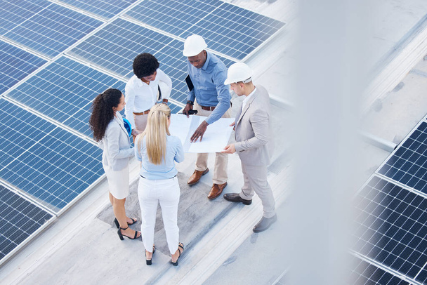 Solární energie, podnikatelé nebo strojírenský tým s plánem na technologii střešní sítě pro udržitelnost. Spolupráce, top nebo zaměstnanci mluví nebo plánování strategie rozvoje projektu. - Fotografie, Obrázek