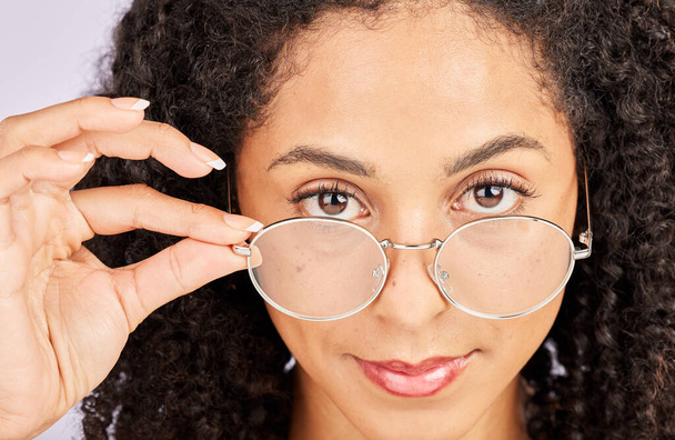 Visie, portret en zwarte vrouw in de studio, zelfverzekerd en met bril frame. Gezicht, houding en voorgeschreven brillen voor dame met oogverzorging, bril en opticien, gezichtsvermogen of trendy brillen. - Foto, afbeelding