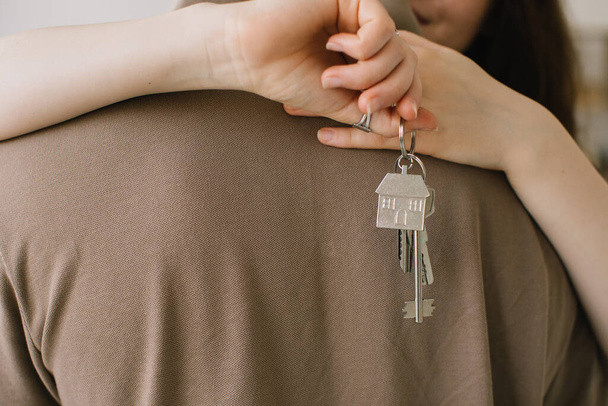 Recorte de cerca de la joven pareja caucásica emocionada mostrar las claves de un nuevo hogar compartido o vivienda.  - Foto, Imagen
