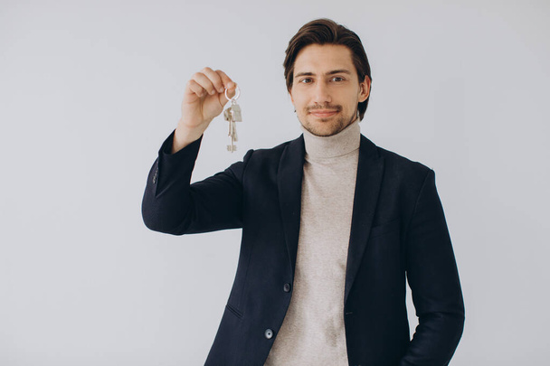 Portrait Of Cheerful Professional Real Estate Agent Holding Clipboard And Showing Keys In Hand, Selective Focus. - Valokuva, kuva
