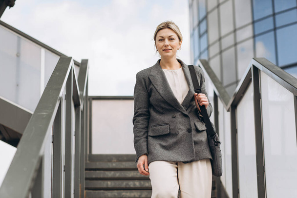 Portrait of a mature business woman on a modern office and urban background - Foto, Bild