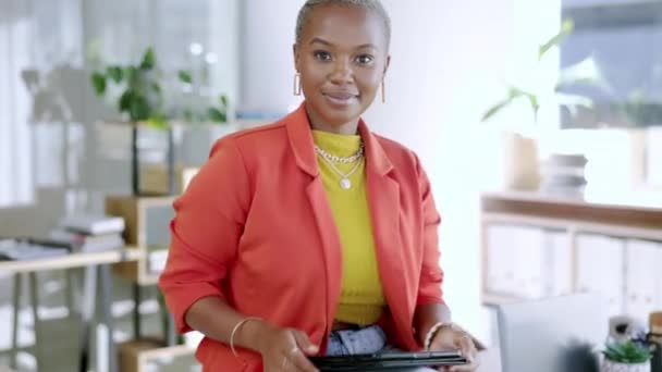 Tablet, magabiztos és arca fekete nő irodai menedzsment app, főnök vagy karrier vállalkozó. Boldog professzionális munkavállaló, alkalmazott vagy büszke menedzser digitális technológia, üzleti gondolkodásmód és célok. - Felvétel, videó