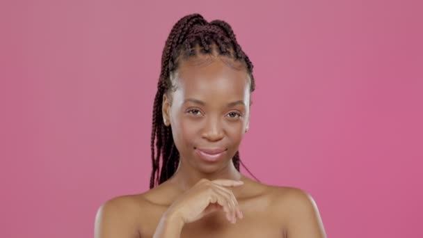 Zwarte vrouw, lachen of gezicht schoonheid op geïsoleerde roze achtergrond voor huidverzorging gloed, eigenliefde of gezondheidszorg esthetische. Glimlach, vrolijk of model portret met natuurlijke make-up cosmetica, trots of wellness. - Video