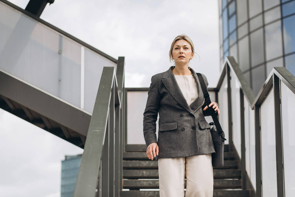 Portrait of a mature business woman on a modern office and urban background - Valokuva, kuva