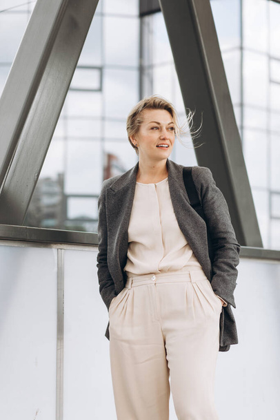 Portrait of a mature business woman smiling with emotions on the modern urban background - Fotografie, Obrázek
