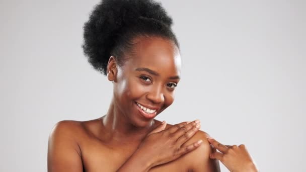 Zwarte vrouw, gezicht en schoonheid, lachen en huidverzorging, geluk met gloed op studio-achtergrond. Gezonde huid, portret en dermatologie met vrolijke vrouw, handen met natuurlijke cosmetica en mockup ruimte. - Video
