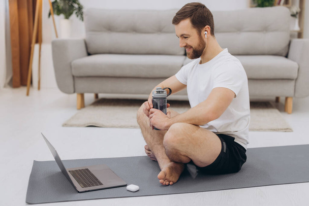 Mantenga la calma en cuarentena. Millennial chico meditando con entrenador en línea a través de conexión portátil, espacio vacío
 - Foto, imagen