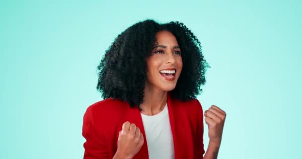 Zakelijk, zwarte vrouw en vuist voor feest, opgewonden en zelfverzekerd meisje tegen een blauwe studio achtergrond. Afro-Amerikaanse vrouwelijke werknemer, ceo of ondernemer met gebaar voor prestatie en glimlach. - Video