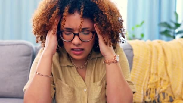 Zwarte vrouw, hoofdpijn en pijn met stress en vermoeidheid, medisch noodgeval met spanning en gezicht met pijn. Vrouw met migraine thuis, psychische problemen en gezondheid, massage en burn-out. - Video