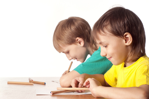 Два хлопчика малювання
 - Фото, зображення