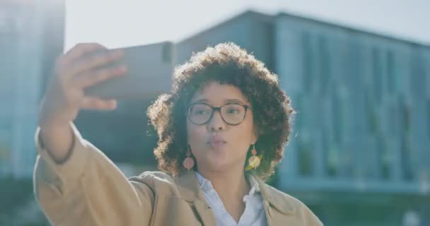 Επιχειρηματίας, selfie και σήμα ειρήνης χέρι με κινητή συνδεσιμότητα για τα μέσα κοινωνικής δικτύωσης. Αστική, υπαίθρια και προφίλ εικόνα μιας μαύρης γυναίκας σε ένα διάλειμμα εργασίας αίσθημα ευτυχίας και ελευθερίας στην πόλη. - Πλάνα, βίντεο