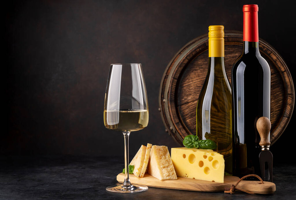Various cheese on board, red and white wine. With copy space - Foto, imagen