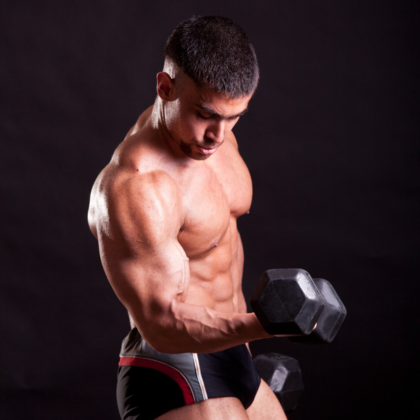 jonge bodybuilder traininig - Foto, afbeelding