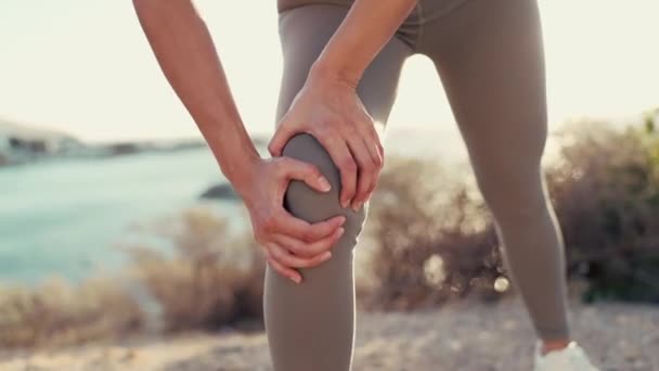 Біль у коліні, травма пішохідних прогулянок і жінка тримає ногу з медичними проблемами від фітнесу і тренувань. Відкритий, спортивний нещасний випадок і біг жіночої статі на доріжці природного парку відчувають напругу м'язів ніг від спорту
. - Кадри, відео