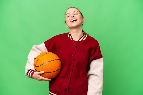 Молода блондинка грає в баскетбол над ізольованою хромою ключовий фон сміється
 - Фото, зображення