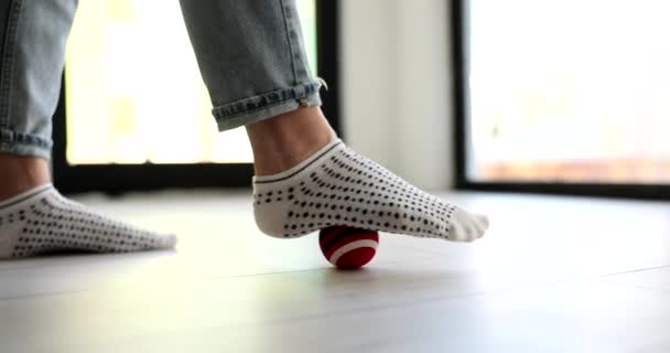 Masaje bola tratamiento para dolor de pies concepto. Ejercicios útiles para los pies - Metraje, vídeo