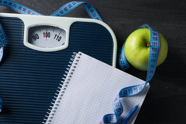 Dieta y pérdida de peso, estilo de vida saludable, composición con cinta métrica - Foto, Imagen