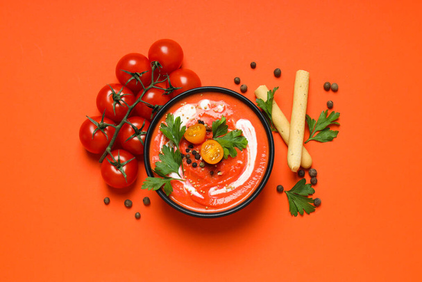 El plato hecho de los tomates - la sopa sabrosa de tomate - Foto, imagen