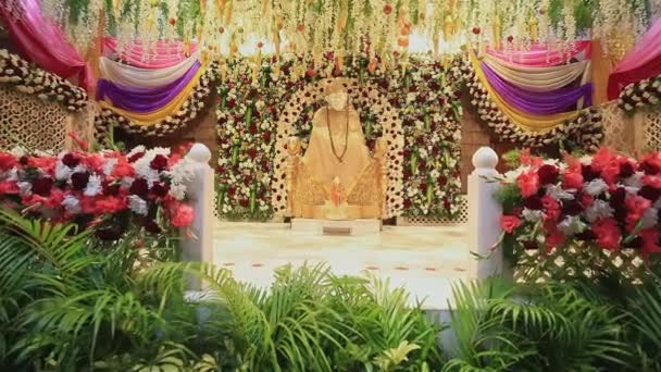 Veduta dell'idolo Sai Ram o Sai Baba tra decorazioni floreali durante l'evento religioso - Filmati, video