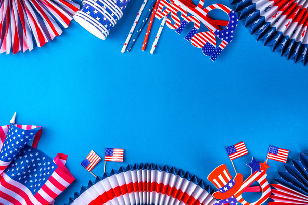 Šťastný svátek práce, Den prezidentů, Den nezávislosti, Den obětí války, Kolumbovo pozadí. Modré pozadí s vlajkou USA barevné papírové ventilátory a dekorace, party příslušenství - Fotografie, Obrázek
