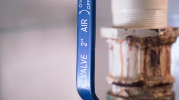 Kugelhahn 2 Zoll Luft mit blauem Hebel in Nahaufnahme, auf verschwommenem Hintergrund, glatte Parallaxe. Hochwertiges FullHD-Filmmaterial - Filmmaterial, Video