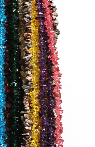 Hilos de coloridos granos de piedra natural y vidrio para la venta en la tienda de suministros de artesanía - Foto, Imagen