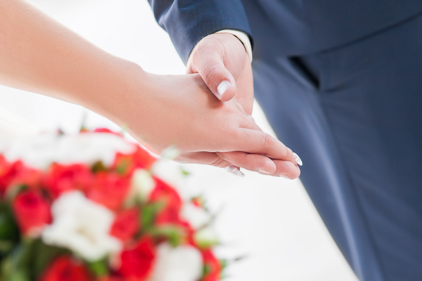 Esküvői pár kéz a kézben - Fotó, kép