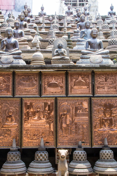 スリランカのコロンボにある仏像Gangaramaya寺の美しい景色 - 写真・画像