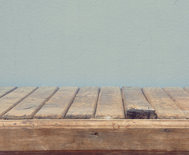 rotten table with grunge wall background - Zdjęcie, obraz