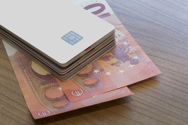 Lot de cartes de crédit ou de débit sur billets en euros
 - Photo, image