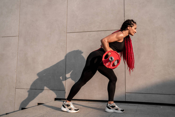 Фитнес, бодибилдер и женщина с тренировкой штанги, тренировки или вызов упражнения для мышечной силы, энергии и цели. Сильный, сильный и спортивный человек с мотивацией тренажерного зала и бодибилдером - Фото, изображение
