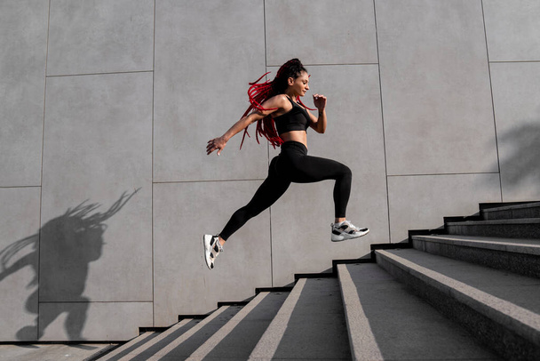 Fit νεαρή γυναίκα άλμα και τρέξιμο - Φωτογραφία, εικόνα