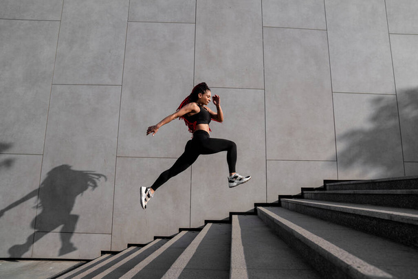 Ajuste mujer joven saltando y corriendo - Foto, Imagen