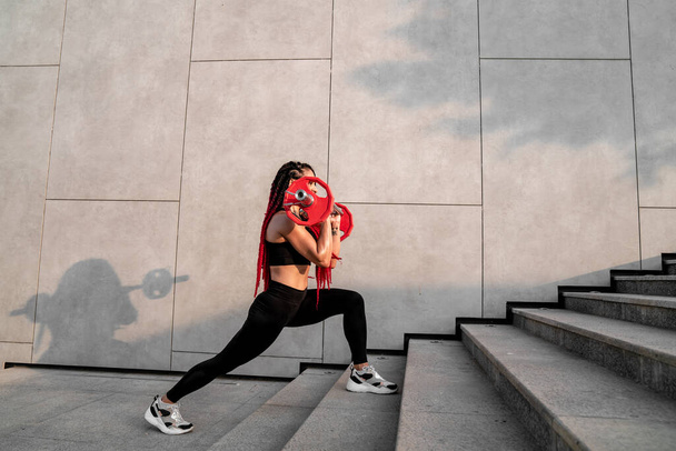 Fitness, testépítő és nő súlyzó képzés, edzés vagy kihívás gyakorlat az izomerő, az energia és a cél. Erős, erős és sportoló személy tornaterem motiváció és testépítő kihívás - Fotó, kép