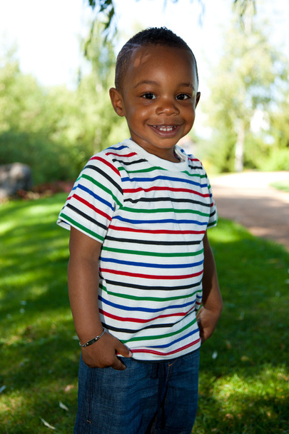 Bonito menino pequeno afro-americano sorrindo
 - Foto, Imagem