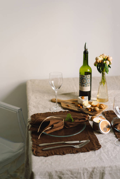 Mesa vintage con servilletas de lino y decoraciones florales. De cerca. Acogedora comida tranquila en la mañana bajo el sol. - Foto, Imagen