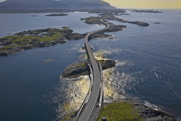 World famous Atlantic road bridge (Atlanterhavsvegen) with an amazing view over the norwegian mountains. Norwegian landscape, Atlantic Ocean Road - Foto, afbeelding
