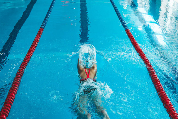 Успішна жінка плаває в басейні. Професійний спортсмен вирішив виграти чемпіонат
 - Фото, зображення