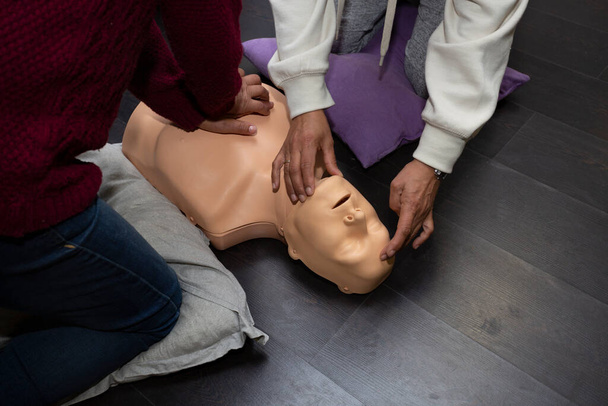 Dva lidé praktikují první pomoc a resuscitaci cpr s cpr resuscitační figuríny - Fotografie, Obrázek