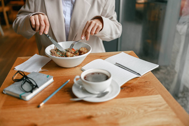 Businesswoman is having a business lunch during working day in cafe. High quality photo - Foto, afbeelding