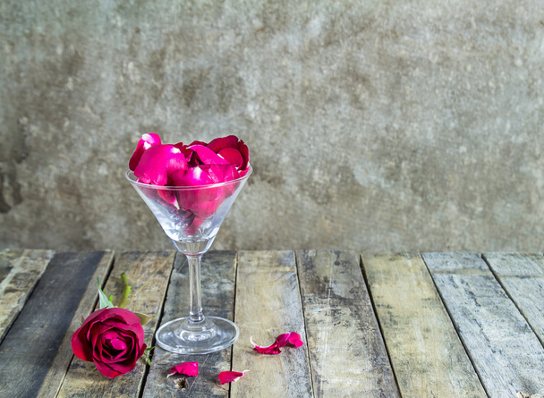 frische rote Rose in Glas auf Holzgrund - Foto, Bild