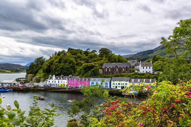 Gyönyörű kilátás Portree-re, Skye szigetén, Skóciában - Fotó, kép