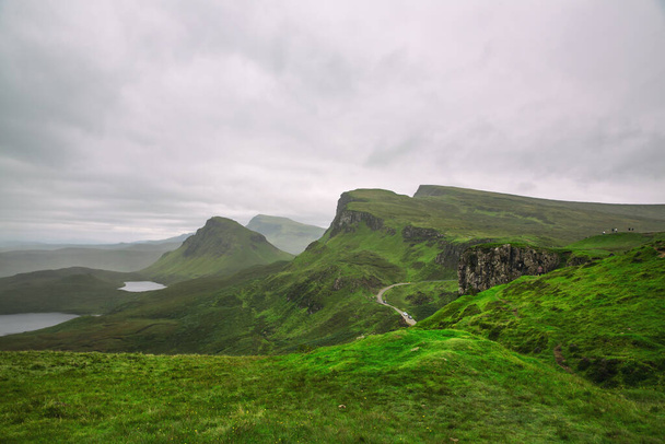 Beautiful image of spectacular scenery of the Quiraing on the Isle of Skye in summer, Scotland - Foto, afbeelding