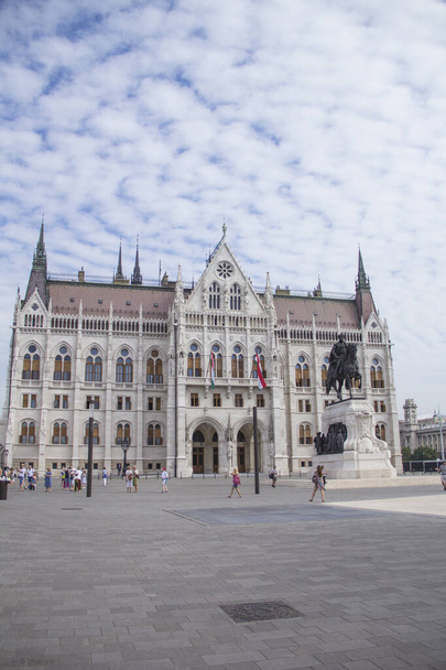 Estatua ecuestre de Gyula Andrassy en la plaza Lajos Kossuth frente al Parlamento húngaro en Budapest, Hungría - Foto, Imagen