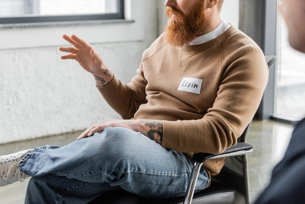 Gewassen beeld van man met alcoholverslaving praten tijdens psychotherapie in revalidatiecentrum  - Foto, afbeelding