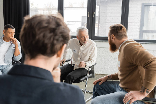 Man with alcohol addiction sharing problem during alcoholics meeting in rehab center  - Fotoğraf, Görsel