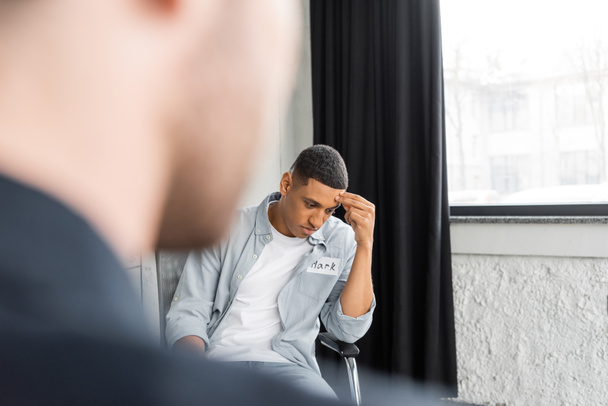 Frustrado homem americano africano com dependência de álcool sentado no centro de reabilitação  - Foto, Imagem
