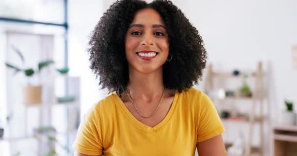 Černá žena, tvář a úsměv v úvodním úřadu se štěstím, vedení a sebevědomí afro. Malý podnikatel majitel, mladý podnikatel a gen z dívka s šťastný, vzrušený portrét a firemní cíl. - Záběry, video