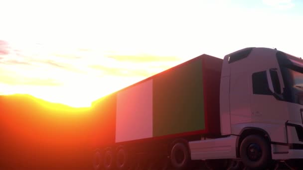 Vrachtwagens met Italiaanse vlag. Vrachtwagens uit Italië laden of lossen in magazijn dok. - Video